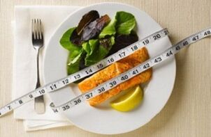 Proteinli dietada vazn yo'qotish uchun salat bilan baliq
